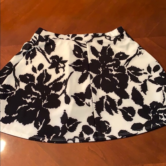 Forever 21 Dresses & Skirts - F21 Black and White Skater Skirt
